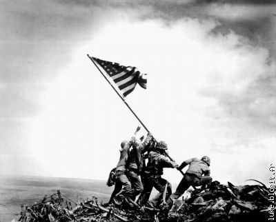 Iwo Jima: la photo d'origine (mise en scène et montage d'époque)...
